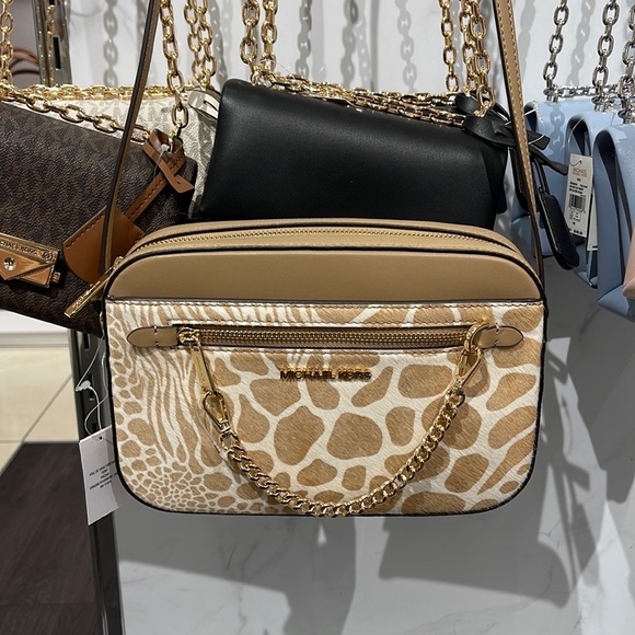 MICHAEL KORS JET SET LARGE EAST WEST ZIP POCKET CHAIN XBODY 
CAMEL
NWT - Picture 7 of 16